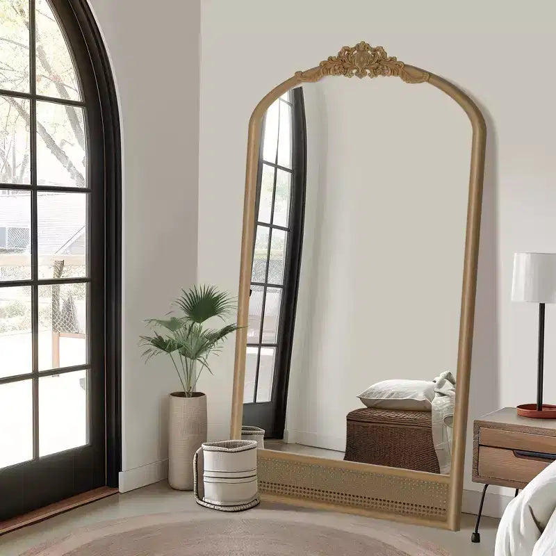 Miroir mural marron avec cadre en bois massif classique sculpté de 94 cm (37 po) de large x 180 cm (71 po) de haut avec fond en rotin