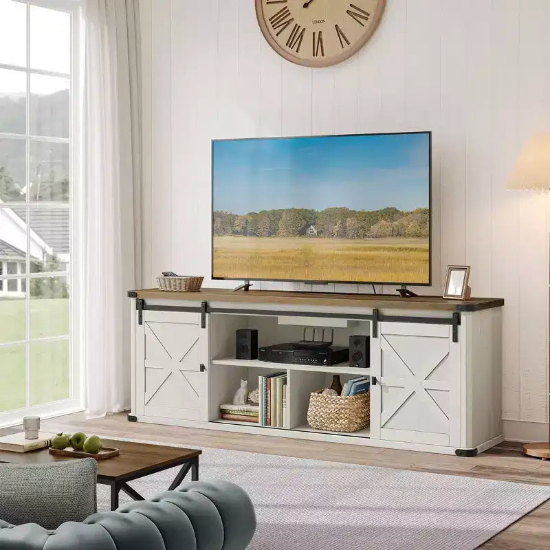 Meuble TV de ferme pour téléviseurs de 75 pouces - Meuble console multimédia de 70 pouces avec portes coulissantes de grange, station de charge à 6 prises et gestion des câbles, finition rustique